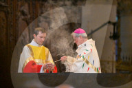 Messe de consécration du mobilier liturgique de la cathédrale Notre-Dame de Paris, en présence de personnalités, à l'occasion de sa réouverture après un incendie ravageur