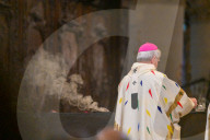 Messe de consécration du mobilier liturgique de la cathédrale Notre-Dame de Paris, en présence de personnalités, à l'occasion de sa réouverture après un incendie ravageur