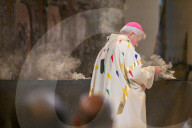 Messe de consécration du mobilier liturgique de la cathédrale Notre-Dame de Paris, en présence de personnalités, à l'occasion de sa réouverture après un incendie ravageur