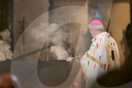 Messe de consécration du mobilier liturgique de la cathédrale Notre-Dame de Paris, en présence de personnalités, à l'occasion de sa réouverture après un incendie ravageur
