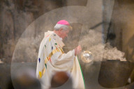 Messe de consécration du mobilier liturgique de la cathédrale Notre-Dame de Paris, en présence de personnalités, à l'occasion de sa réouverture après un incendie ravageur