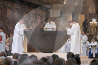 Messe de consécration du mobilier liturgique de la cathédrale Notre-Dame de Paris, en présence de personnalités, à l'occasion de sa réouverture après un incendie ravageur
