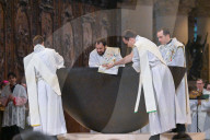 Messe de consécration du mobilier liturgique de la cathédrale Notre-Dame de Paris, en présence de personnalités, à l'occasion de sa réouverture après un incendie ravageur