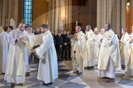 Messe de consécration du mobilier liturgique de la cathédrale Notre-Dame de Paris, en présence de personnalités, à l'occasion de sa réouverture après un incendie ravageur