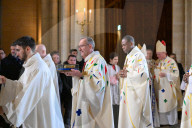Messe de consécration du mobilier liturgique de la cathédrale Notre-Dame de Paris, en présence de personnalités, à l'occasion de sa réouverture après un incendie ravageur