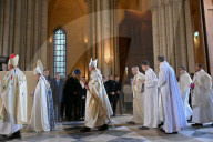 Messe de consécration du mobilier liturgique de la cathédrale Notre-Dame de Paris, en présence de personnalités, à l'occasion de sa réouverture après un incendie ravageur