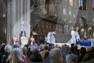Messe de consécration du mobilier liturgique de la cathédrale Notre-Dame de Paris, en présence de personnalités, à l'occasion de sa réouverture après un incendie ravageur