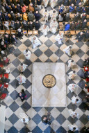 Messe de consécration du mobilier liturgique de la cathédrale Notre-Dame de Paris, en présence de personnalités, à l'occasion de sa réouverture après un incendie ravageur