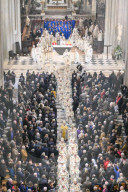 Messe de consécration du mobilier liturgique de la cathédrale Notre-Dame de Paris, en présence de personnalités, à l'occasion de sa réouverture après un incendie ravageur