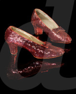Une paire de chaussures en rubis, portée par Judy Garland dans le film "Le Magicien d’Oz", vendue aux enchères pour plus de 30 millions d'euros