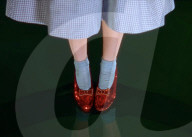 Une paire de chaussures en rubis, portée par Judy Garland dans le film "Le Magicien d’Oz", vendue aux enchères pour plus de 30 millions d'euros