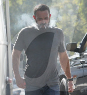PREMIUM EXCLUSIVE Ben Affleck smoking on Netflix set 