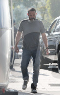PREMIUM EXCLUSIVE Ben Affleck smoking on Netflix set 