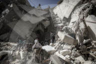Airstrike destroys Aleppo neighborhood