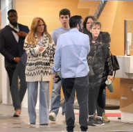 PREMIUM EXCLUSIVE Jennifere Lopez meets Ben Affleck, exchanges Christmas presents