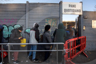 Lunghe file al Pane Quotidiano
