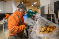 Lunghe file al Pane Quotidiano