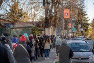 Lunghe file al Pane Quotidiano