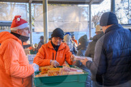 Lunghe file al Pane Quotidiano