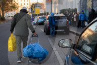 Lunghe file al Pane Quotidiano
