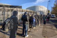 Lunghe file al Pane Quotidiano