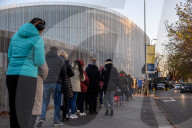 Lunghe file al Pane Quotidiano