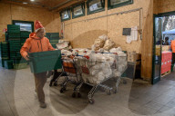 Lunghe file al Pane Quotidiano