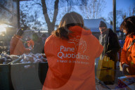Lunghe file al Pane Quotidiano