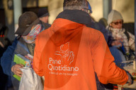 Lunghe file al Pane Quotidiano