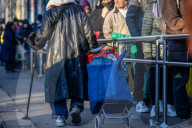 Lunghe file al Pane Quotidiano