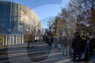 Lunghe file al Pane Quotidiano