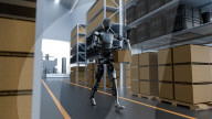 L'entreprise chinoise Pudu Robotics a dévoilé le D9, doté d'une intelligence artificielle, qui mesure 1,7 m, peut marcher debout et porter des charges allant jusqu'à 20 kg.