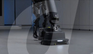 L'entreprise chinoise Pudu Robotics a dévoilé le D9, doté d'une intelligence artificielle, qui mesure 1,7 m, peut marcher debout et porter des charges allant jusqu'à 20 kg.
