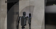L'entreprise chinoise Pudu Robotics a dévoilé le D9, doté d'une intelligence artificielle, qui mesure 1,7 m, peut marcher debout et porter des charges allant jusqu'à 20 kg.