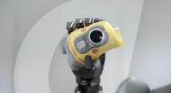 L'entreprise chinoise Pudu Robotics a dévoilé le D9, doté d'une intelligence artificielle, qui mesure 1,7 m, peut marcher debout et porter des charges allant jusqu'à 20 kg.