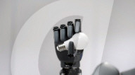 L'entreprise chinoise Pudu Robotics a dévoilé le D9, doté d'une intelligence artificielle, qui mesure 1,7 m, peut marcher debout et porter des charges allant jusqu'à 20 kg.
