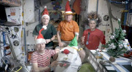 Quatre astronautes de l'agence spatiale américaine NASA à bord de la Station spatiale internationale ont transmis un message de Noël depuis l'espace.