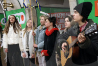 Students raise spirits by singing carols in Kyiv subway