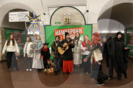 Students raise spirits by singing carols in Kyiv subway