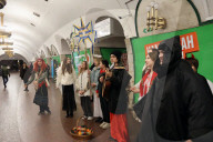 Students raise spirits by singing carols in Kyiv subway