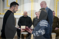 President Zelensky decorates soldiers