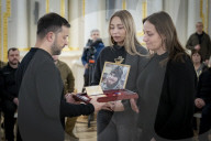 President Zelensky decorates soldiers