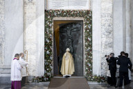 NEWS - Rom Heiliges Jahr 2025: Der römische Kardinal Bartolomeo Reina öffnet die Heilige Pforte der Lateranbasilika