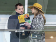Familie Tindall bei den Neujahrsrennen auf dem Cheltenham Racecourse