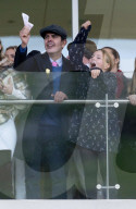 Familie Tindall bei den Neujahrsrennen auf dem Cheltenham Racecourse