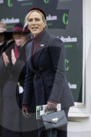Familie Tindall bei den Neujahrsrennen auf dem Cheltenham Racecourse