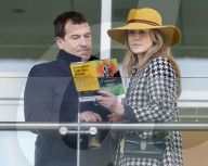 Familie Tindall bei den Neujahrsrennen auf dem Cheltenham Racecourse