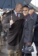 Familie Tindall bei den Neujahrsrennen auf dem Cheltenham Racecourse