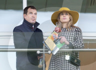 Familie Tindall bei den Neujahrsrennen auf dem Cheltenham Racecourse