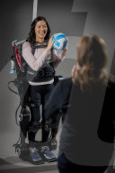 XoMotion, l'exosquelette pour remettre sur pied les patients atteints de lésions de la moelle épinière